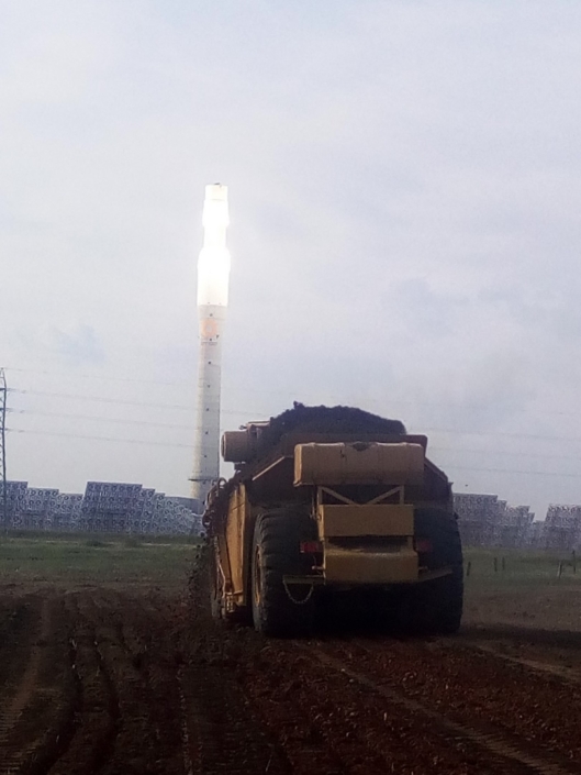 Vehículo moviendo tierra
